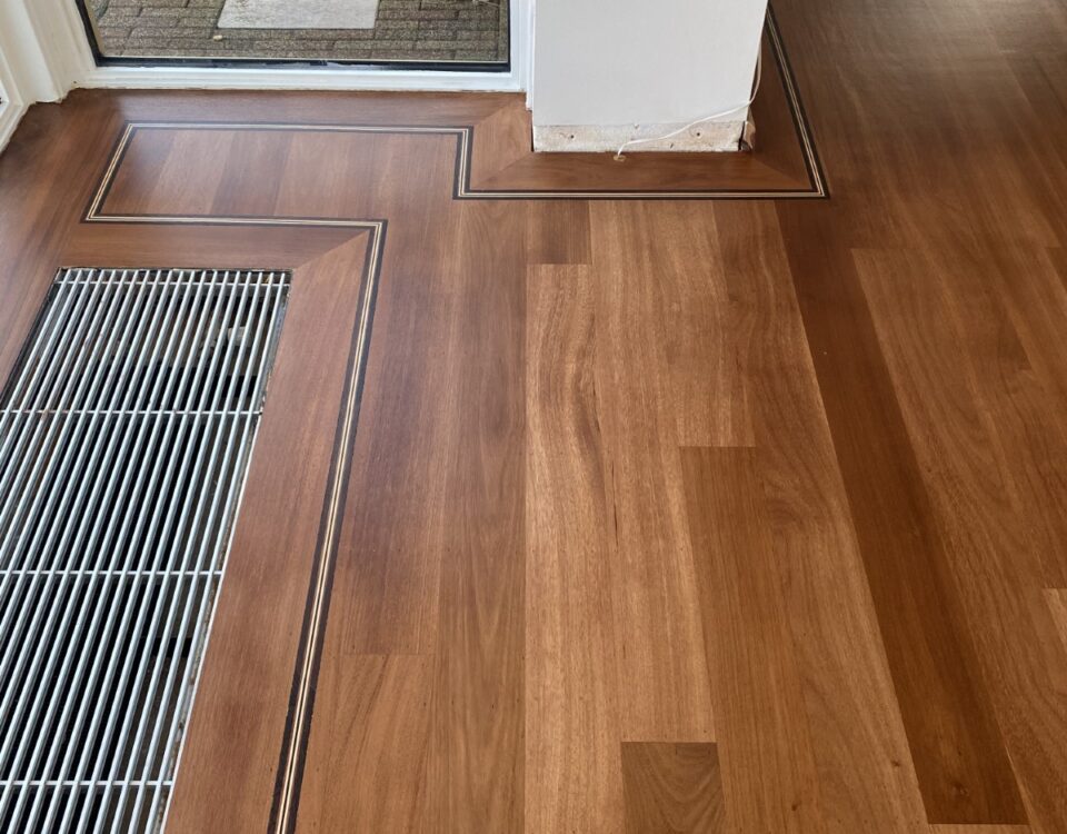 Nieuwe vloer met brede tapi stroken (Afzelia) gelegd met band en aparte bis. Gelakt